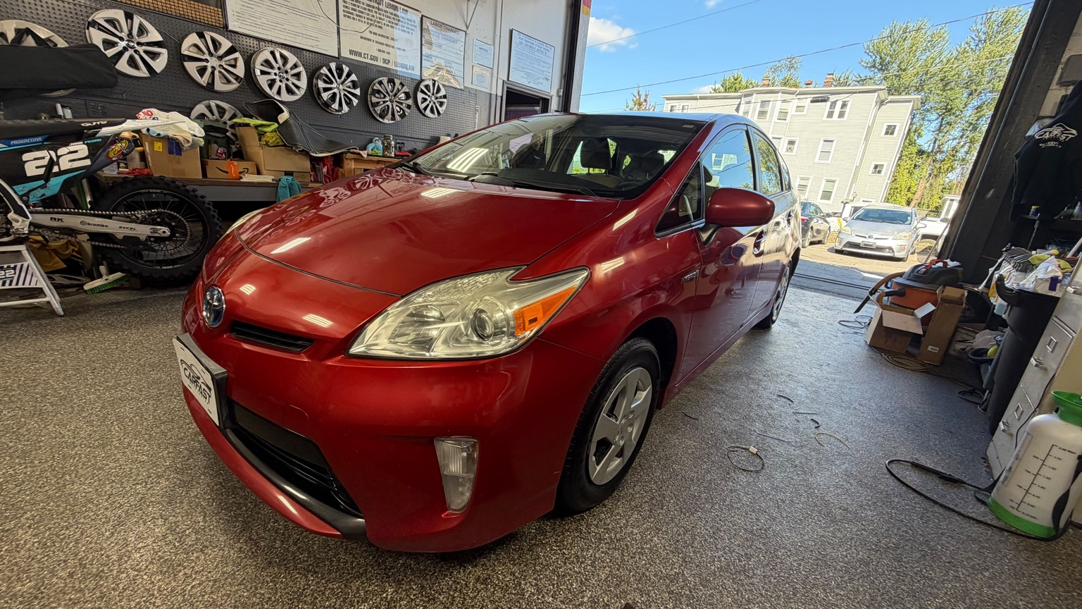 Toyota Prius vermelho à venda na Carfast Auto Center