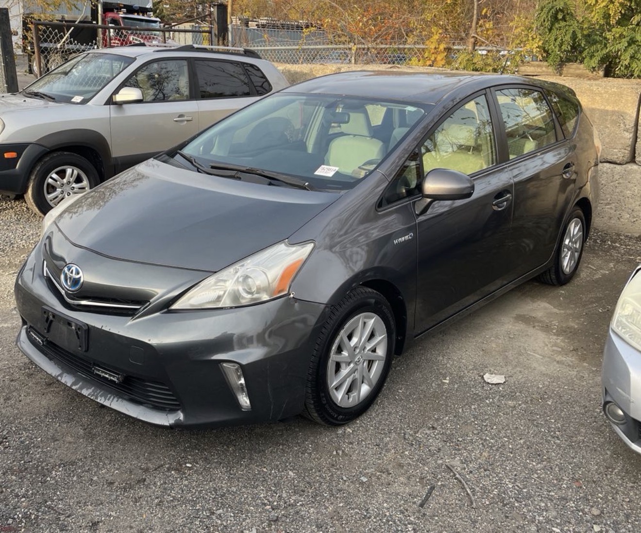 Toyota Prius V 2013 cinza à venda na Carfast Auto Center